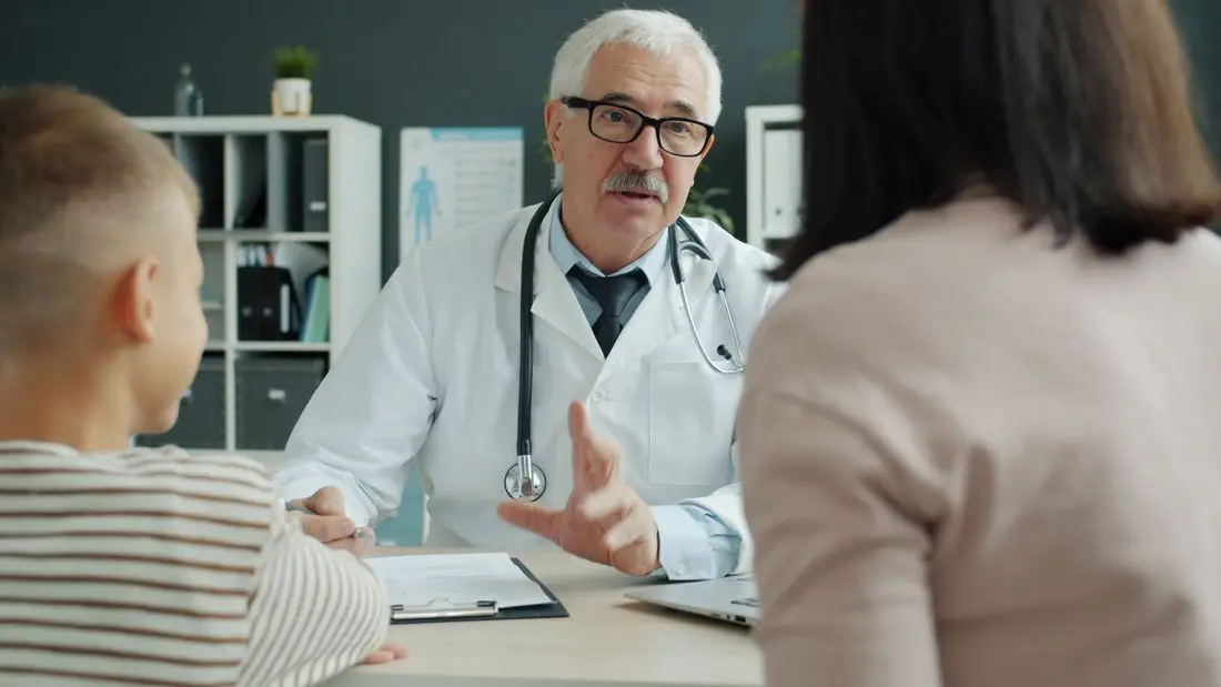 Doktor hastaya bilgi verirken
